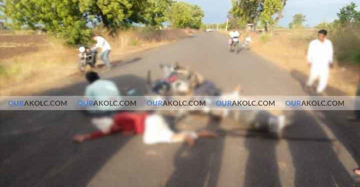 तेल्हारा घोडेगाव रस्त्यावर दुचाकींची समोरासमोर जबर धडक,तिघे गंभीर जखमी