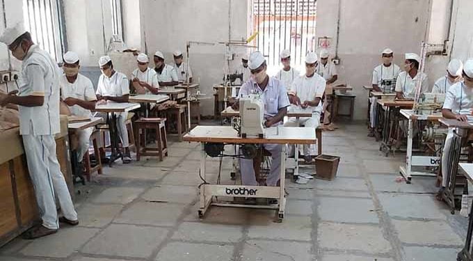 बंदीजनांकडून मास्क