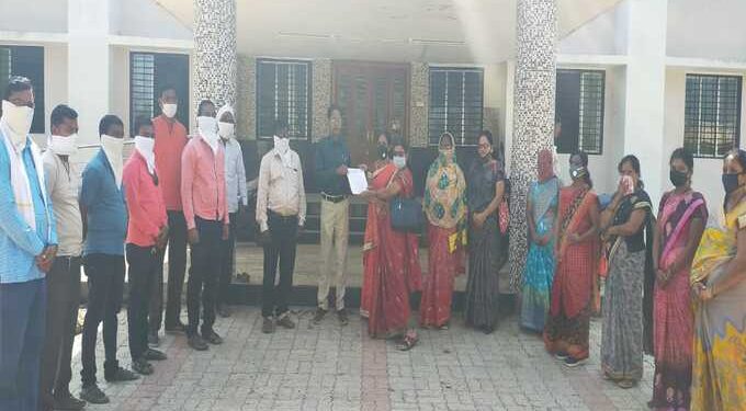 खाजगीकरण विरोधात देशव्यापी संपाच्या समर्थनार्थ तेल्हारा येथे द्वारसभा संपन्न; ‘आयटक’ ने दिले तहसीलदार ला निवेदन