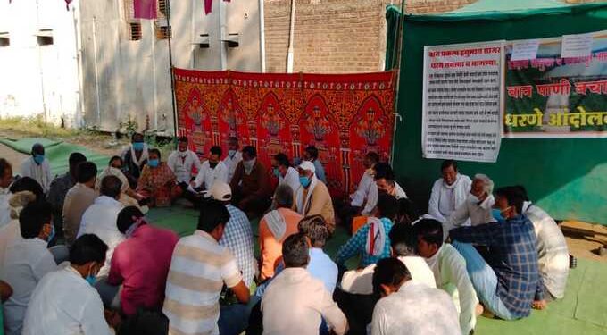 वान धरणाच्या पाण्यासाठी शेतकरी आक्रमक दिले धरणे;अकोला, बाळापूर चा प्रस्ताव फेटाळण्याचे मुख्यमंत्र्यांना निवेदन