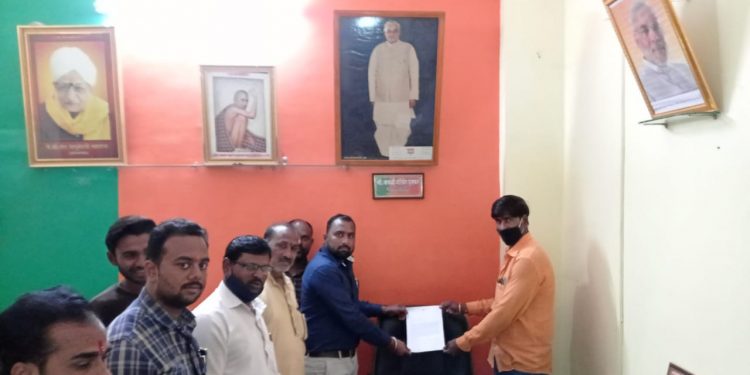 तेल्हारा येथील सामाजिक सभागृहांची दुरुस्ती करण्या बाबत शिवसेनेने दिले नगराध्यक्षांच्या खुर्चीला निवेदन