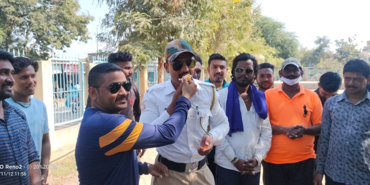 पोलीस बॉईज असोशियन च्या वतीने तेल्हारा ट्राफिक पोलीस निकेश सोळंके यांचा वाढदिवस साजरा करून करण्यात आले वृक्षारोपण