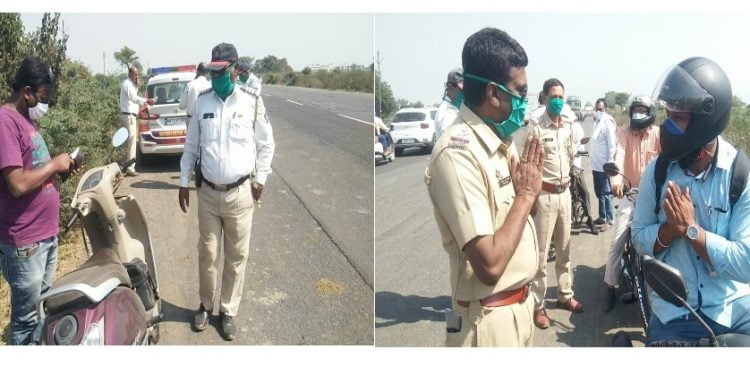 अकोला शहर वाहतूक विभागाकडून विना हेल्मेट दुचाकीधारकांना दंड तर हेल्मेट बाळगनाऱ्यांचा पुष्पगुच्छ देऊन सत्कार