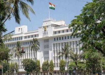 संगणक अर्हता प्रमाणपत्र सादर न केल्याने कर्मचाऱ्यांकडील अतिप्रदान रक्कम वसुलीबाबतच्या शासन निर्णयास स्थगिती