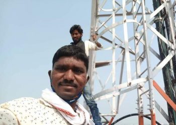 अकोल्यात टॉवरवर चढून दोन युवा शेतकऱ्यांचे शोले स्टाईल आंदोलन,आत्महत्येचा प्रयत्न ?