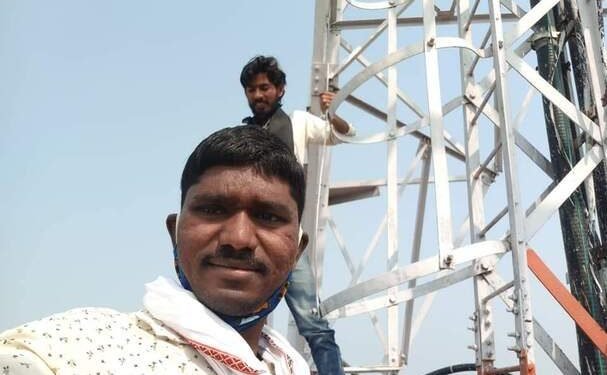 अकोल्यात टॉवरवर चढून दोन युवा शेतकऱ्यांचे शोले स्टाईल आंदोलन,आत्महत्येचा प्रयत्न ?