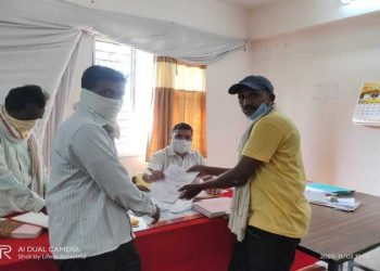 कापुस उत्पादक शेतकऱ्यांनी दिले तहसीलदार यांना निवेदन.