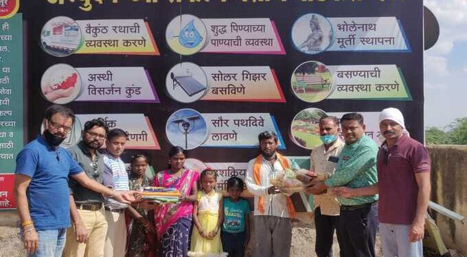 अभ्युदय फाउंडेशनची अभिनव दिवाळी अंधारलेल्या स्मशानभूमीत “अभ्युदय ” ने लावले माणुसकीचे दिवे