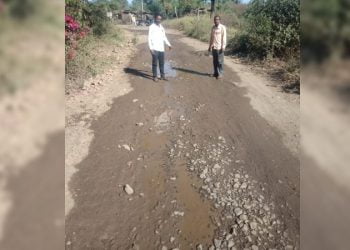 अडगाव खुर्द फाट्यापासून ते पिंप्री खुर्द रस्त्याची चाळणी,वाहनधारक त्रस्त