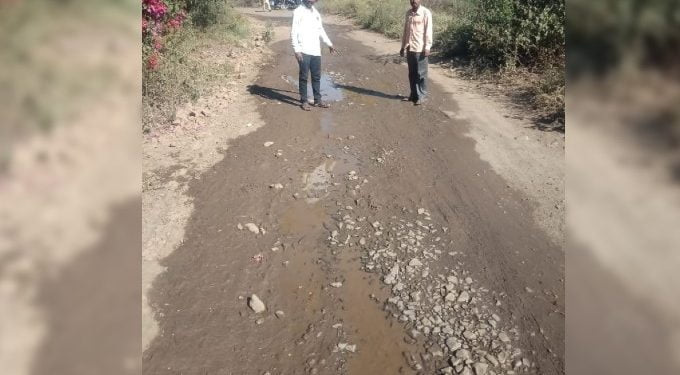 अडगाव खुर्द फाट्यापासून ते पिंप्री खुर्द रस्त्याची चाळणी,वाहनधारक त्रस्त