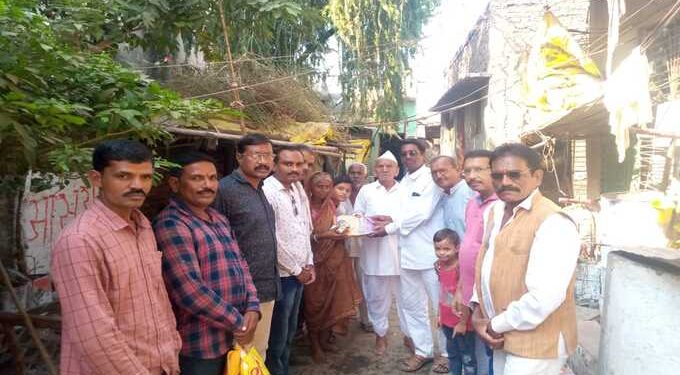 संत गाडगेबाबा सेवा समिती व दिव्यांग विकास आघाडी कडुन समाजातिल ७४ निराधार वचिंत गरजवंताची दिवाळी साजरी