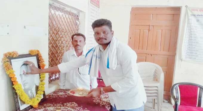 व्याळा येथे डॉ बाबासाहेब आंबेडकर सोशल फोरम वतीने भारतीय संविधान दिन साजरा