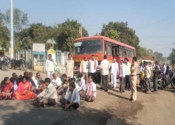 “वान चे पाणी आमच्या हक्काचे”  घोषणा देत तेल्हारा आडसुळ  येथे भाजपाचे रास्तारोको