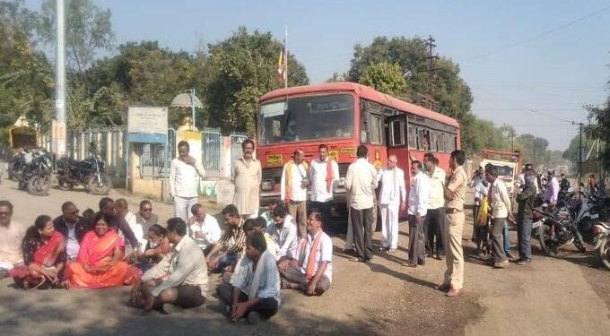 “वान चे पाणी आमच्या हक्काचे”  घोषणा देत तेल्हारा आडसुळ  येथे भाजपाचे रास्तारोको