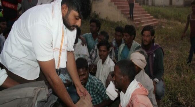 आधार युवा संकल्प प्रतिष्ठानची आदिवासी बांधवांसोबत दिवाळी साजरी करून दिला आधार