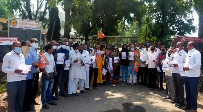 अकोटात भाजपाने केली विजबिलाची होळी