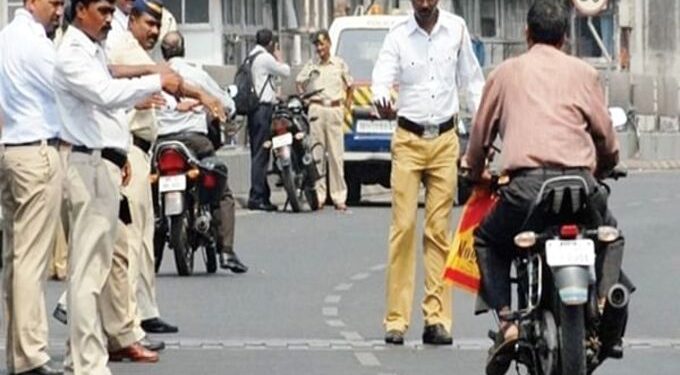 अकोला मध्ये हेल्मेट न घालणाऱ्या ३५० दुचाकीचालकांवर कारवाई