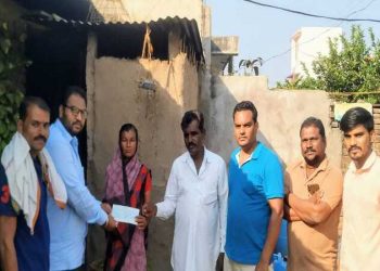 सावरा येथील आत्महत्याग्रस्त शेतकरी कुटुंबाला “नाम फाऊंडेशन” तर्फे पंधरा हजारांची मदत