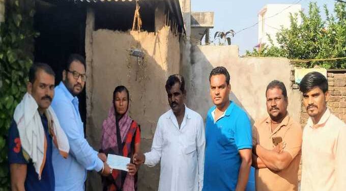 सावरा येथील आत्महत्याग्रस्त शेतकरी कुटुंबाला “नाम फाऊंडेशन” तर्फे पंधरा हजारांची मदत