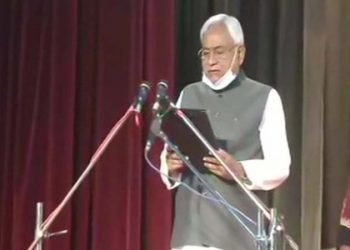 जेडीयू नेते नितीशकुमार यांनी सातव्यांदा बिहारच्या मुख्यमंत्रिपदी शपथ घेतली