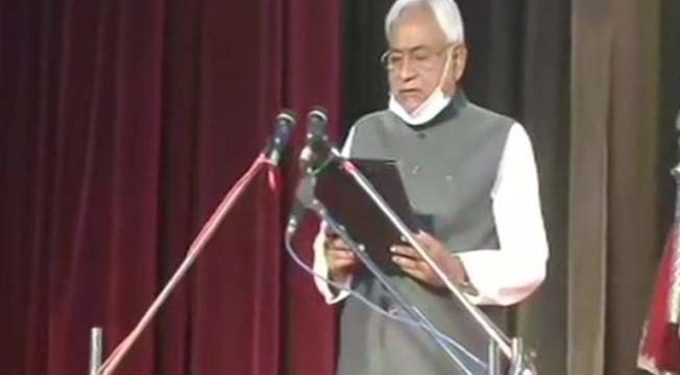 जेडीयू नेते नितीशकुमार यांनी सातव्यांदा बिहारच्या मुख्यमंत्रिपदी शपथ घेतली