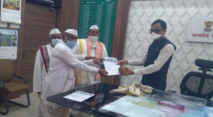 धार्मिक कार्यक्रमाला भाविकांना परवानगी देण्यात यावी, विश्व वारकरी संप्रदायाचे जिल्हाधिकाऱ्यांना निवेदन