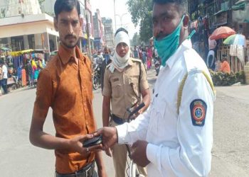 अकोला शहर वाहतूक पोलिसांचा प्रामाणिकपणा, अडीच हजार रुपये व ओळखपत्र असलेले गरीब मजुराचे हरविलेले पाकीट केले परत