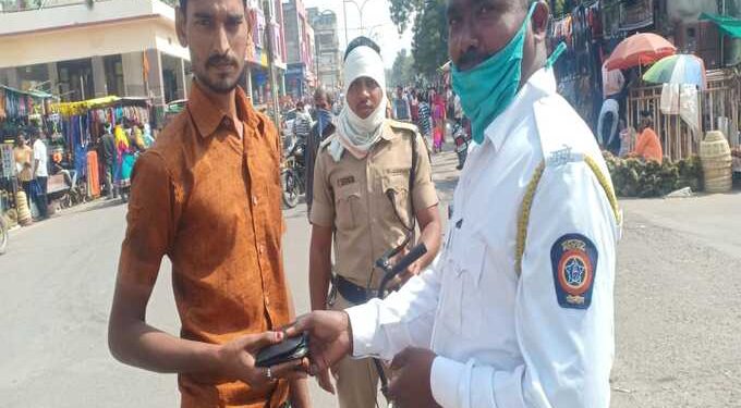 अकोला शहर वाहतूक पोलिसांचा प्रामाणिकपणा, अडीच हजार रुपये व ओळखपत्र असलेले गरीब मजुराचे हरविलेले पाकीट केले परत