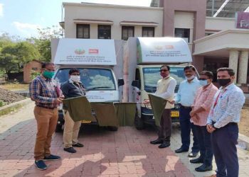 प्रधानमंत्री पीक विमा योजना प्रचार रथाला दाखविली जिल्हाधिकारी यांनी हिरवी झेंडी