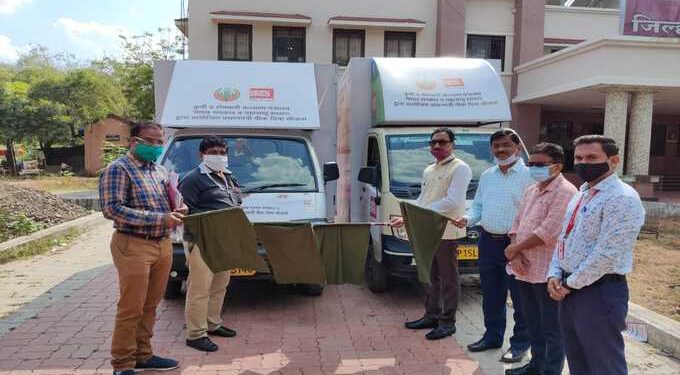 प्रधानमंत्री पीक विमा योजना प्रचार रथाला दाखविली जिल्हाधिकारी यांनी हिरवी झेंडी