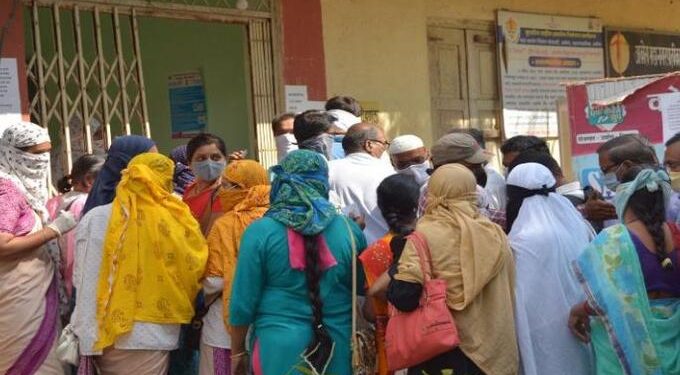 शिक्षकांनाच काेराेनाचा धाेका;चाचणीसाठी आलेल्या शिक्षकांकडूनच फिजिकल डिस्टन्सिंगचा फज्जा