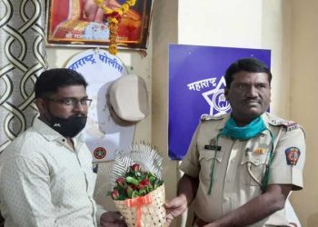 हेल्मेट सक्ती मुळे तरुणाचा वाचला जीव, शहर वाहतूक निरीक्षक गजानन शेळके ह्यांची पुष्पगुच्छ देऊन व्यक्त केली कृतज्ञाता