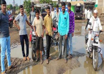 वडाळी देशमुख येथे मुख्य रस्त्यावर घाणीचे साम्राज्य, ग्रामपंचायत प्रशासनाचे अक्षम्य दुर्लक्ष