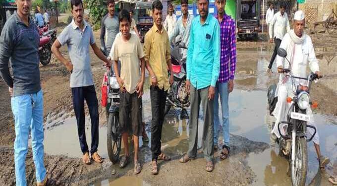 वडाळी देशमुख येथे मुख्य रस्त्यावर घाणीचे साम्राज्य, ग्रामपंचायत प्रशासनाचे अक्षम्य दुर्लक्ष