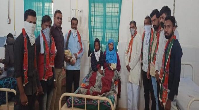 भाजप ओबीसी मोर्चा प्रदेशाध्यक्ष योगेश अण्णा टिळेकर यांच्या वाढदिवसानिमित्त ग्रामीण रुग्णालय तेल्हारा येथे रुग्णांना फळ वाटप