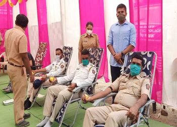 महाराष्ट्र शासनाने केलेल्या आवाहनाला शहर वाहतूक शाखा अकोलाचा उस्फुर्त प्रतिसाद, पोलीस अंमलदार व त्यांचे कुटुंबियांनी केले रक्तदान
