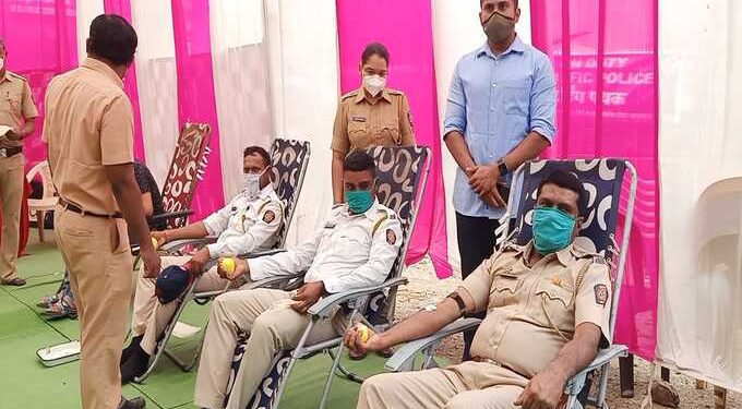 महाराष्ट्र शासनाने केलेल्या आवाहनाला शहर वाहतूक शाखा अकोलाचा उस्फुर्त प्रतिसाद, पोलीस अंमलदार व त्यांचे कुटुंबियांनी केले रक्तदान
