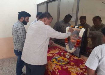 लोक नेते गोपीनाथ मुंडे  यांना जिल्हा भाजपा कार्यालयात  जंयती निमीत्त विनम्र अभिवादन