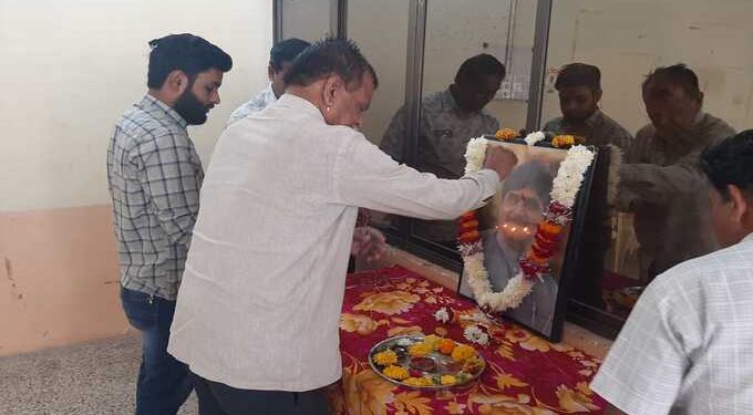 लोक नेते गोपीनाथ मुंडे  यांना जिल्हा भाजपा कार्यालयात  जंयती निमीत्त विनम्र अभिवादन