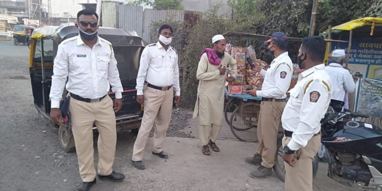 अकोट शहरात शहर पोलीस निरीक्षक संतोष महल्ले यांच्या नेतृत्वात वाहतूक पोलिसांची ८६ वाहनांवर धडाकेबाज कारवाई