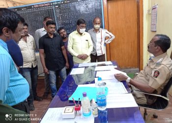 तेल्हाऱ्यातील जड वाहतूक बंद करण्यासाठी नागरिकांची पोलिस स्टेशन मध्ये धाव,लहान मुलीचा अपघात टळला 