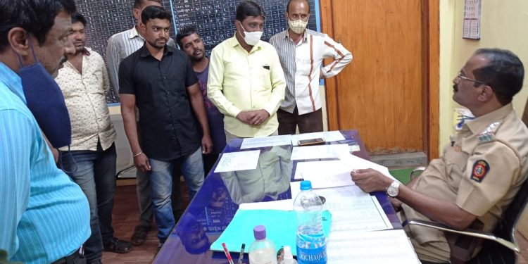 तेल्हाऱ्यातील जड वाहतूक बंद करण्यासाठी नागरिकांची पोलिस स्टेशन मध्ये धाव,लहान मुलीचा अपघात टळला 