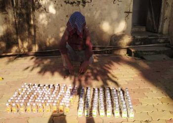 विशेष पथकाचा बोर्डी येथे अवैध दारू विक्रेत्यांवर छापा 5000 हजार रुपयेचा मुद्देमाल जप्त