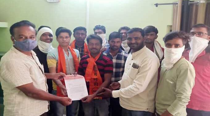 तेल्हारा ते हिवखेड रस्त्याचे काम त्वरित पूर्ण करा मनविसे चे उपविभागीय अभीयंत्याना निवेदन