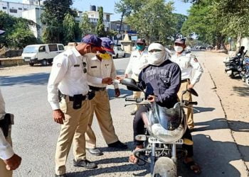 शहर वाहतूक शाखा अकोला च्या धडक कारवाईत कागदपत्रे जवळ न बाळगणाऱ्या ५०० च्या वर दुचाकीवर कारवाई