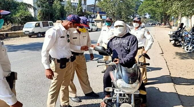 शहर वाहतूक शाखा अकोला च्या धडक कारवाईत कागदपत्रे जवळ न बाळगणाऱ्या ५०० च्या वर दुचाकीवर कारवाई