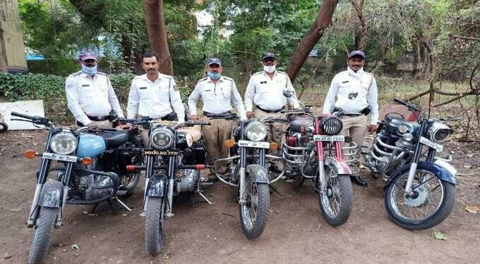 मोठ्या आवाजाच्या फटाके फोडणाऱ्या बुलेट विरुद्ध शहर वाहतूक शाखेची धडक कारवाई