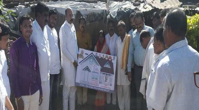 आ.रणधीरभाऊ सावरकर यांचे हस्ते घरकुलांचे भूभिपूजन संपन्न