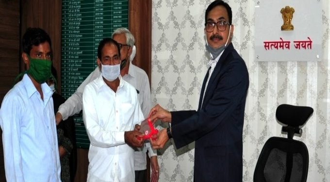 रेडक्रॉसच्या ‘मास्क वाटप’अभियानाचा जिल्हाधिकाऱ्यांच्या हस्ते प्रारंभ