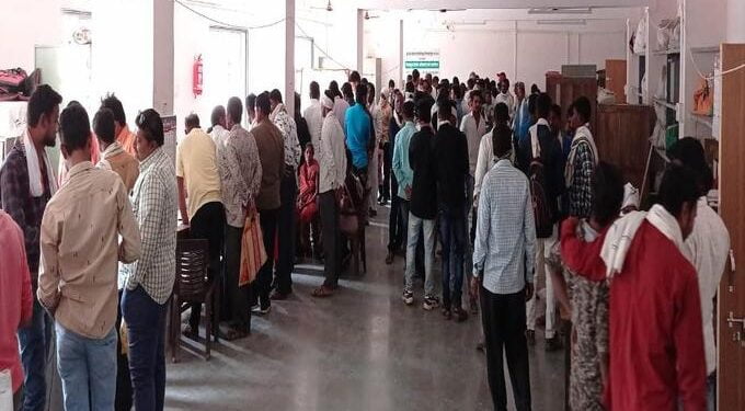 तेल्हारा तहसीलवर सोशल डिस्टंसिंगचा फज्जा ,१६३ नामनिर्देशन पत्र दाखल  प्रशासनाचे नियोजन कोलमोडले